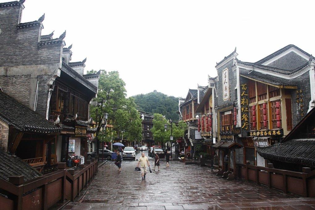 扮靓车厢迎新春 公交车内“年味浓”